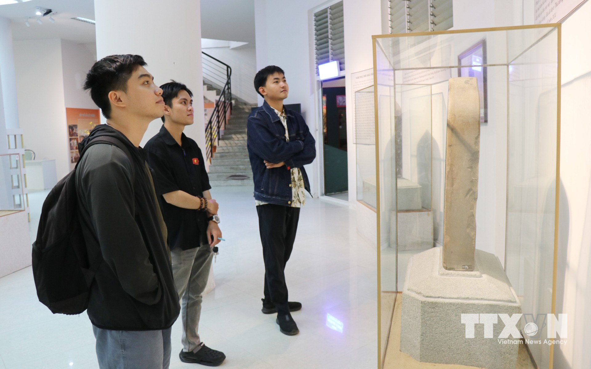 Du khách tham quan, tìm hiểu các hiện vật của nền văn hóa Chăm được trưng bày tại Bảo tàng tỉnh Khánh Hòa (Cơ sở 2, phường Phan Rang). (Ảnh: Nguyễn Thành/TTXVN)